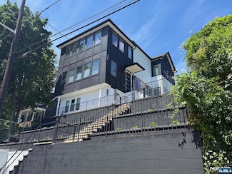 606 5th St, Carlstadt, NJ 07072