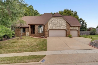 1431 E Burntwood St, Springfield, MO 65803