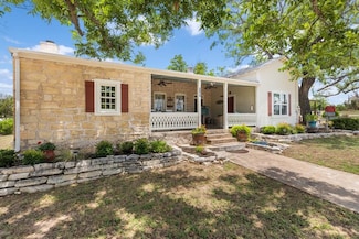 1447 Royal Oaks Loop, Fredericksburg, TX 78624