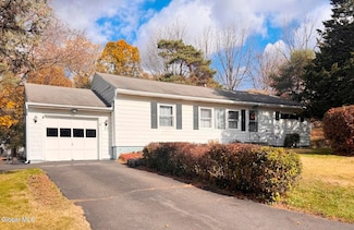 39 Oxford Cir, Troy, NY 12180