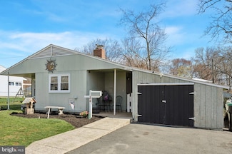 24 Mountain Ln, Levittown, PA 19054