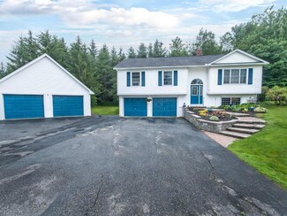 32 Harwood Rd, Farmingdale, ME 04344