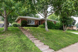 1891 Avalon Rd, Dubuque, IA 52001