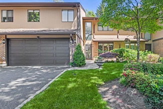 35 Wimbledon Dr, Roslyn, NY 11576