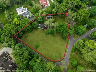 26335 Woodlore Rd, Franklin, MI 48025