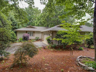 8 Sunrise Point Rd, Clover, SC 29710