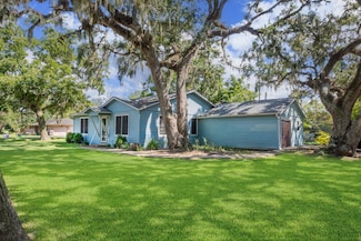 706 E New York St, Brazoria, TX 77422