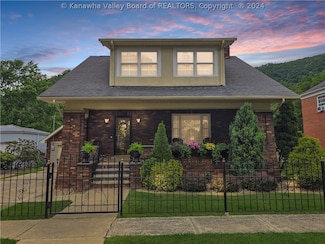 127 Riverside Dr, Logan, WV 25601