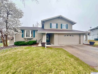 9818 O Cir, Omaha, NE 68127