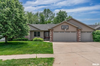 1004 Wild Dr W, Le Claire, IA 52753