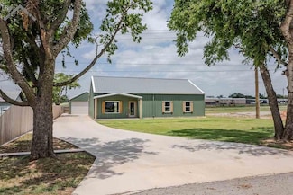 410 W Daisy St, Iowa Park, TX 76367