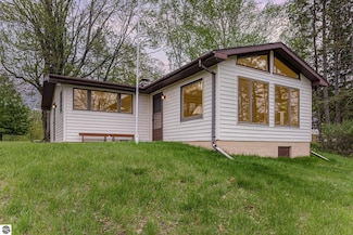 4645 Lakeview Dr, Hale, MI 48739