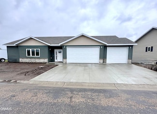 1233 Empire Cir, Bismarck, ND 58504