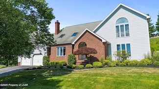 16 Kimberly Dr, Dallas, PA 18612