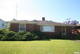 315 W Robinson St, Carmi, IL 62821