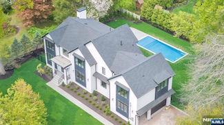 16 Donnybrook Dr, Demarest, NJ 07627