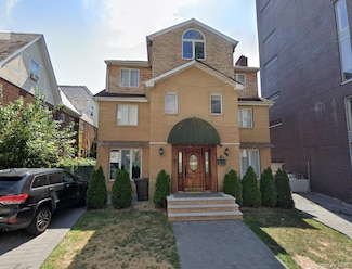 116-14 Grosvenor Ln, Richmond Hill, NY 11418