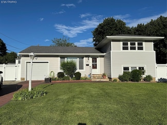 10 Otsego Place, ComMacK, NY 11725