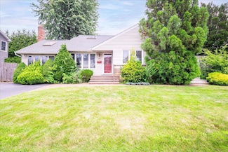 10 Seneca Dr, Massapequa, NY 11758