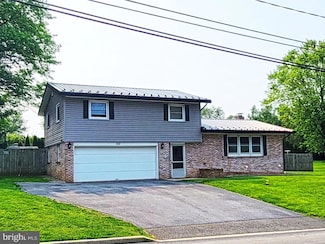 122 Center Ave, Terre Hill, PA 17581