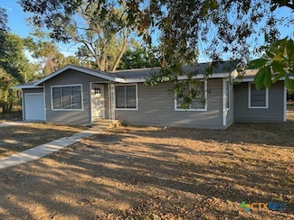 1025 E Fannin St, Luling, TX 78648