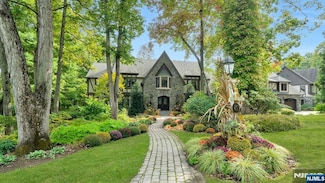 307 Freemans Ln, Franklin Lakes, NJ 07417