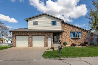 305 Koopmann Ct SW, Farley, IA 52046