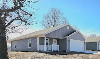 42 E Cline St, Aurora, MO 65605