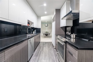 927 N Kings Rd Unit 212, West Hollywood, CA 90069