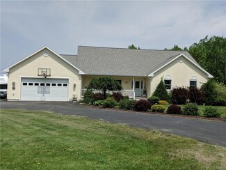 219 Garden Wall Dr, Cape Vincent, NY 13618