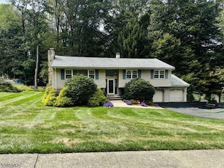 62 Fawnridge Dr, Long Valley, NJ 07853