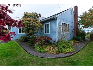 1332 Bayview St, North Bend, OR 97459