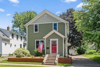 1013 7th St S, Stillwater, MN 55082