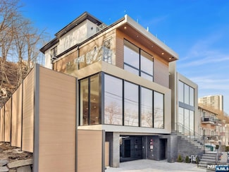 582 Undercliff Ave, Edgewater, NJ 07020