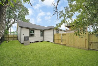 8015 Buchanan St, Houston, TX 77029