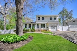 7 Hampton St, Hauppauge, NY 11788
