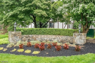 905 Thoreau Ct, Mahwah, NJ 07430