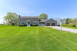 11 Raeder Dr, Stratham, NH 03885