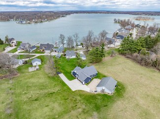 1039 S Clear Lake Dr, Fremont, IN 46737