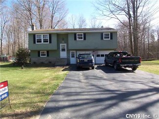 25 Elm Dr, Pennellville, NY 13132