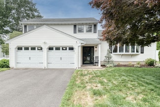 32 Patriot Ln, Newington, CT 06111