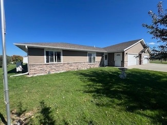 902 9th St SW, Perham, MN 56573