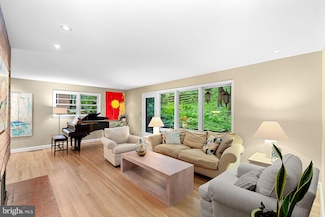 3608 Whispering Ln, Falls Church, VA 22041