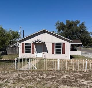 209 E 4th St, Iraan, TX 79744