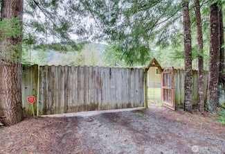 8095 Mosey Ct, Maple Falls, WA 98266