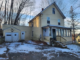 7 Beacon St, Livermore Falls, ME 04254