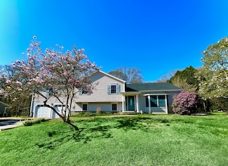 84 Renee Dr, Pawcatuck, CT 06379