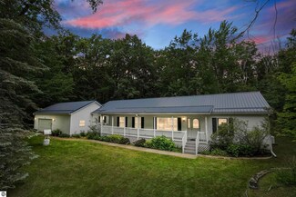 4757 W Lake Mitchell Dr, Cadillac, MI 49601