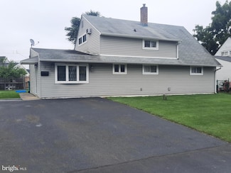 7 Wildflower Rd, Levittown, PA 19057