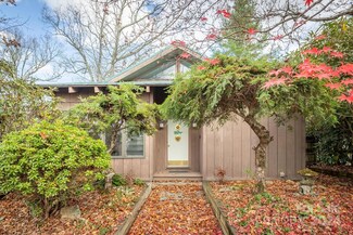 33 Summit Ln, Newland, NC 28657
